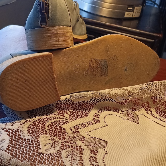 MONTANA SKY- WOMENS BOOTIE SHOES, SIZE 7, LIGHT GREEN SUEDE - Picture 3 of 4